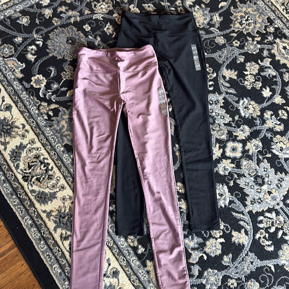Pair of shiny leggings, black and mauve
